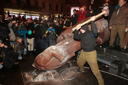 Ukranians smash Lenin statue in Kiev